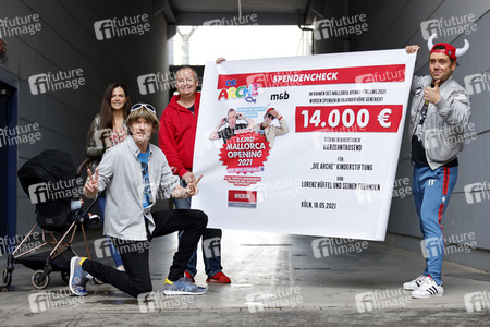 Mallorca-Stars überreichen Spendenscheck an Die Arche in Köln