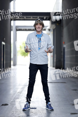 Mallorca-Stars überreichen Spendenscheck an Die Arche in Köln