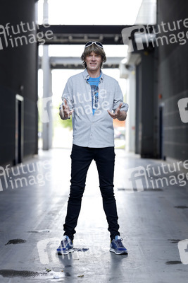 Mallorca-Stars überreichen Spendenscheck an Die Arche in Köln