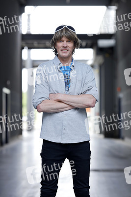 Mallorca-Stars überreichen Spendenscheck an Die Arche in Köln