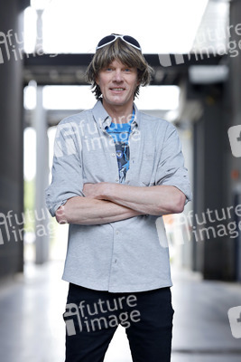 Mallorca-Stars überreichen Spendenscheck an Die Arche in Köln