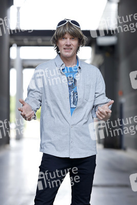 Mallorca-Stars überreichen Spendenscheck an Die Arche in Köln