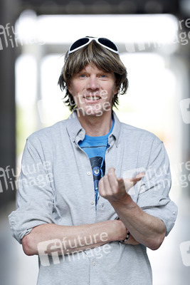 Mallorca-Stars überreichen Spendenscheck an Die Arche in Köln