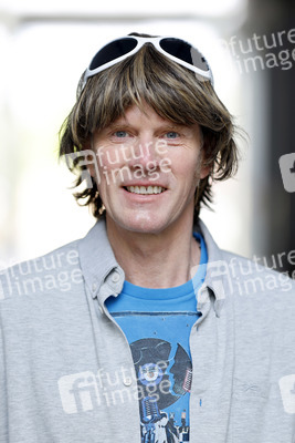 Mallorca-Stars überreichen Spendenscheck an Die Arche in Köln