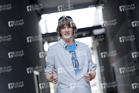 Mallorca-Stars überreichen Spendenscheck an Die Arche in Köln