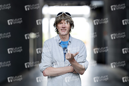 Mallorca-Stars überreichen Spendenscheck an Die Arche in Köln