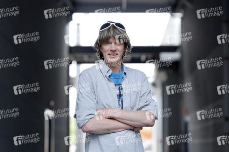 Mallorca-Stars überreichen Spendenscheck an Die Arche in Köln