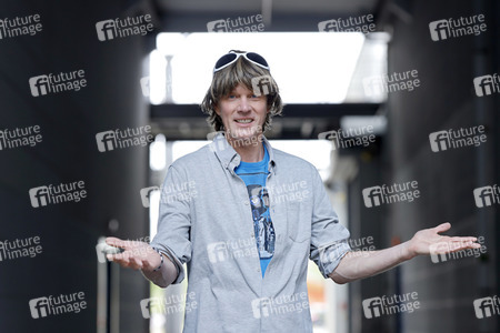 Mallorca-Stars überreichen Spendenscheck an Die Arche in Köln