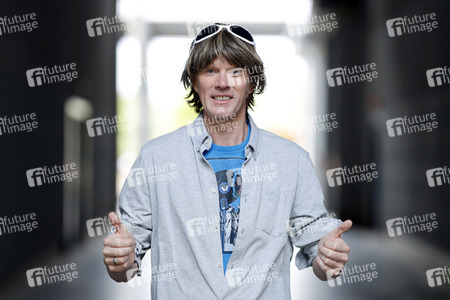 Mallorca-Stars überreichen Spendenscheck an Die Arche in Köln