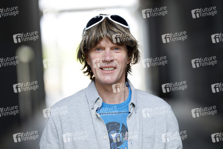 Mallorca-Stars überreichen Spendenscheck an Die Arche in Köln