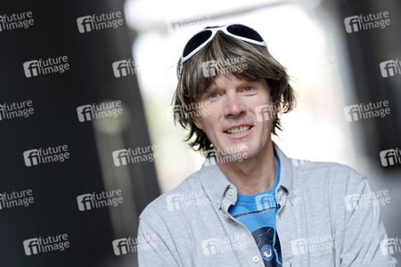 Mallorca-Stars überreichen Spendenscheck an Die Arche in Köln