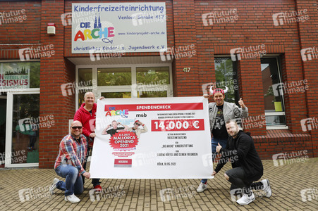 Mallorca-Stars überreichen Spendenscheck an Die Arche in Köln
