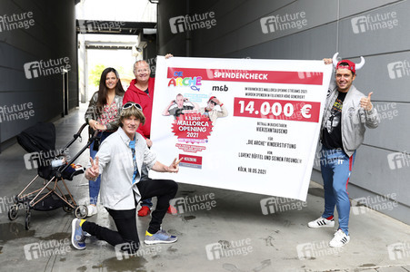 Mallorca-Stars überreichen Spendenscheck an Die Arche in Köln