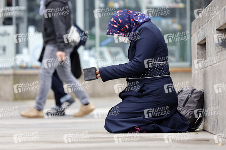 Symbolfoto Bettlerin