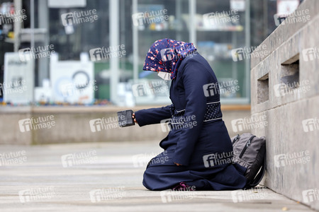 Symbolfoto Bettlerin