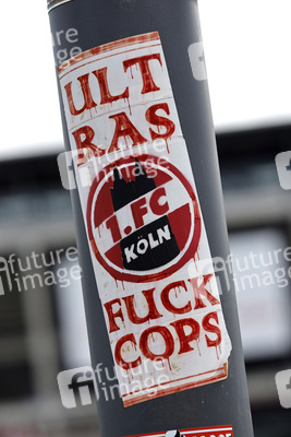 Polizeieinsatz beim Relegationsspiel 1. FC Köln vs. Holstein Kiel in Köln