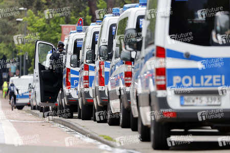 Polizeieinsatz beim Relegationsspiel 1. FC Köln vs. Holstein Kiel in Köln