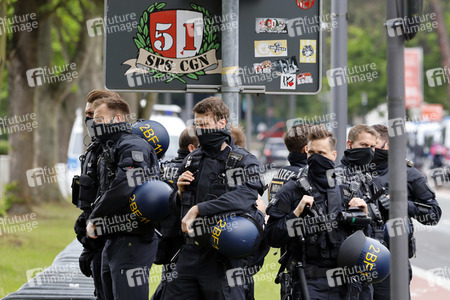 Polizeieinsatz beim Relegationsspiel 1. FC Köln vs. Holstein Kiel in Köln