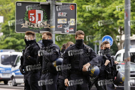 Polizeieinsatz beim Relegationsspiel 1. FC Köln vs. Holstein Kiel in Köln