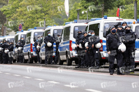 Polizeieinsatz beim Relegationsspiel 1. FC Köln vs. Holstein Kiel in Köln