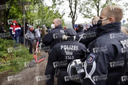 Polizeieinsatz beim Relegationsspiel 1. FC Köln vs. Holstein Kiel in Köln