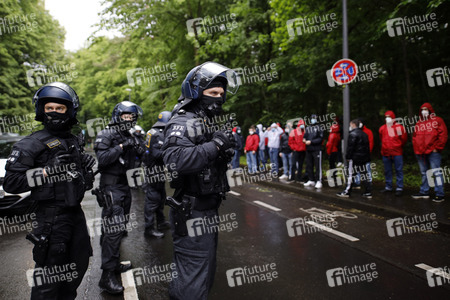 Polizeieinsatz beim Relegationsspiel 1. FC Köln vs. Holstein Kiel in Köln