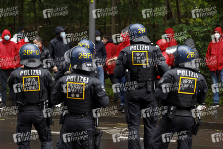 Polizeieinsatz beim Relegationsspiel 1. FC Köln vs. Holstein Kiel in Köln