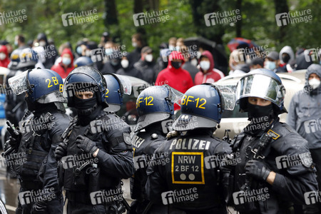 Polizeieinsatz beim Relegationsspiel 1. FC Köln vs. Holstein Kiel in Köln