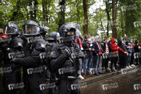 Polizeieinsatz beim Relegationsspiel 1. FC Köln vs. Holstein Kiel in Köln