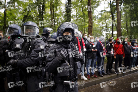 Polizeieinsatz beim Relegationsspiel 1. FC Köln vs. Holstein Kiel in Köln