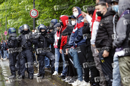 Polizeieinsatz beim Relegationsspiel 1. FC Köln vs. Holstein Kiel in Köln