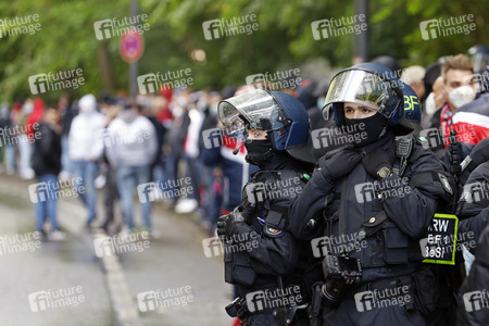 Polizeieinsatz beim Relegationsspiel 1. FC Köln vs. Holstein Kiel in Köln