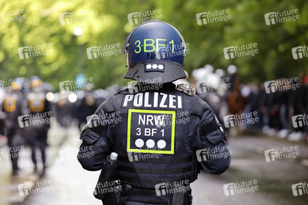 Polizeieinsatz beim Relegationsspiel 1. FC Köln vs. Holstein Kiel in Köln
