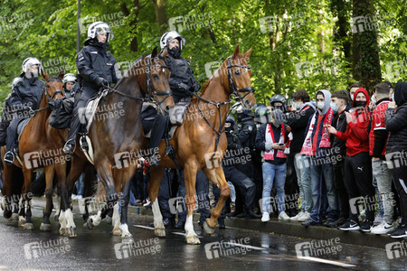 Polizeieinsatz beim Relegationsspiel 1. FC Köln vs. Holstein Kiel in Köln