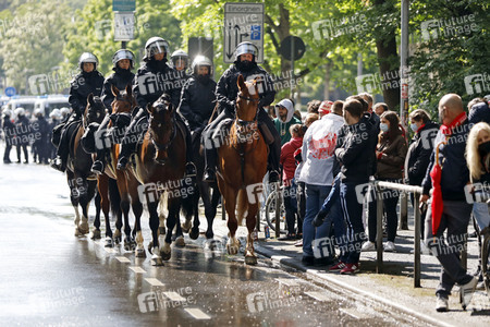 Polizeieinsatz beim Relegationsspiel 1. FC Köln vs. Holstein Kiel in Köln
