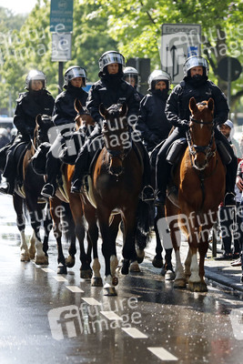 Polizeieinsatz beim Relegationsspiel 1. FC Köln vs. Holstein Kiel in Köln
