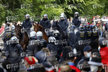Polizeieinsatz beim Relegationsspiel 1. FC Köln vs. Holstein Kiel in Köln