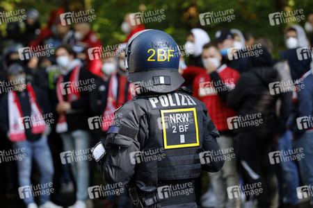 Polizeieinsatz beim Relegationsspiel 1. FC Köln vs. Holstein Kiel in Köln