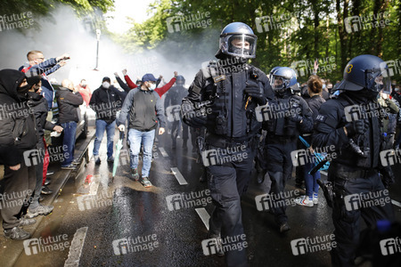 Polizeieinsatz beim Relegationsspiel 1. FC Köln vs. Holstein Kiel in Köln