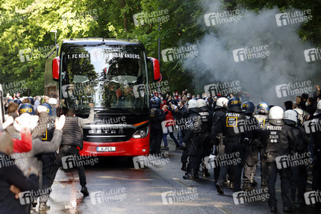 Polizeieinsatz beim Relegationsspiel 1. FC Köln vs. Holstein Kiel in Köln