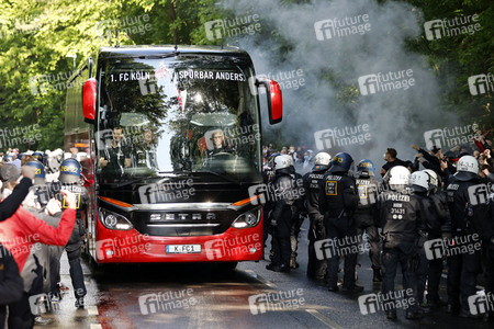 Polizeieinsatz beim Relegationsspiel 1. FC Köln vs. Holstein Kiel in Köln