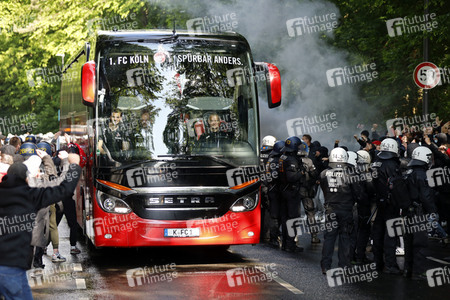 Polizeieinsatz beim Relegationsspiel 1. FC Köln vs. Holstein Kiel in Köln