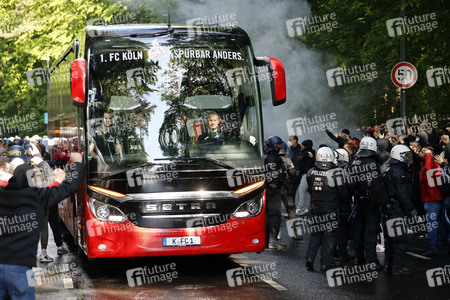 Polizeieinsatz beim Relegationsspiel 1. FC Köln vs. Holstein Kiel in Köln