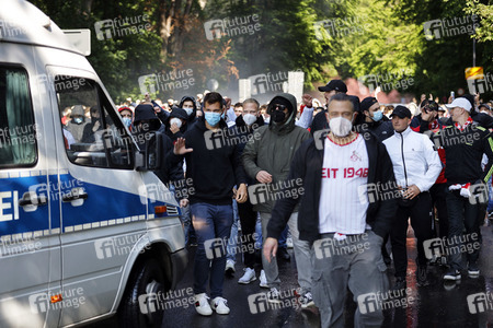 Polizeieinsatz beim Relegationsspiel 1. FC Köln vs. Holstein Kiel in Köln