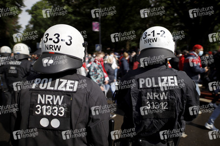 Polizeieinsatz beim Relegationsspiel 1. FC Köln vs. Holstein Kiel in Köln