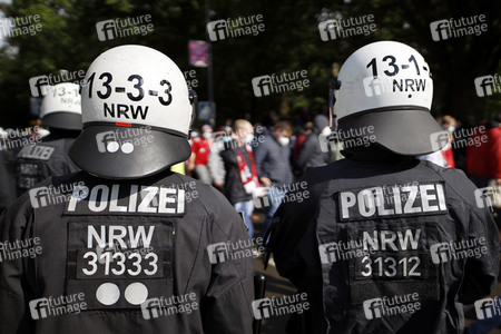 Polizeieinsatz beim Relegationsspiel 1. FC Köln vs. Holstein Kiel in Köln