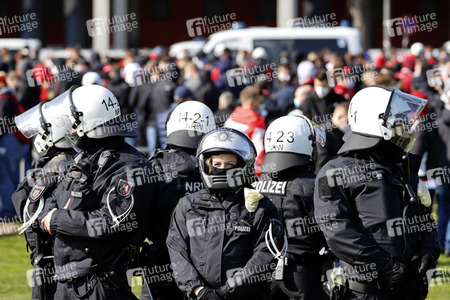 Polizeieinsatz beim Relegationsspiel 1. FC Köln vs. Holstein Kiel in Köln