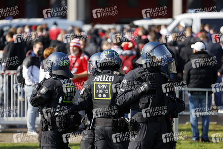 Polizeieinsatz beim Relegationsspiel 1. FC Köln vs. Holstein Kiel in Köln