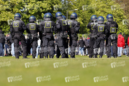 Polizeieinsatz beim Relegationsspiel 1. FC Köln vs. Holstein Kiel in Köln