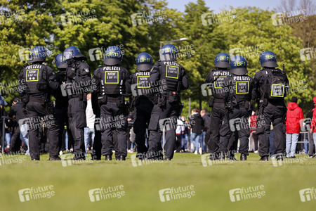 Polizeieinsatz beim Relegationsspiel 1. FC Köln vs. Holstein Kiel in Köln